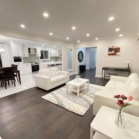 3-Bedroom Modern Luxury Apartment In The Heart Of City Торонто Экстерьер фото