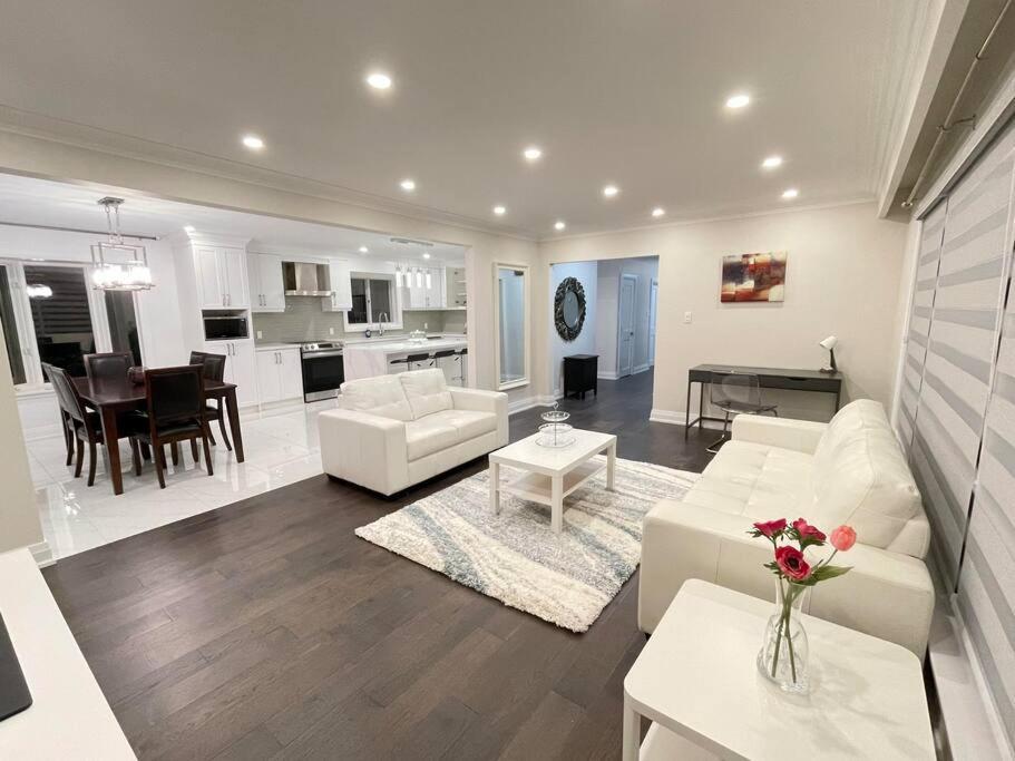 3-Bedroom Modern Luxury Apartment In The Heart Of City Торонто Экстерьер фото
