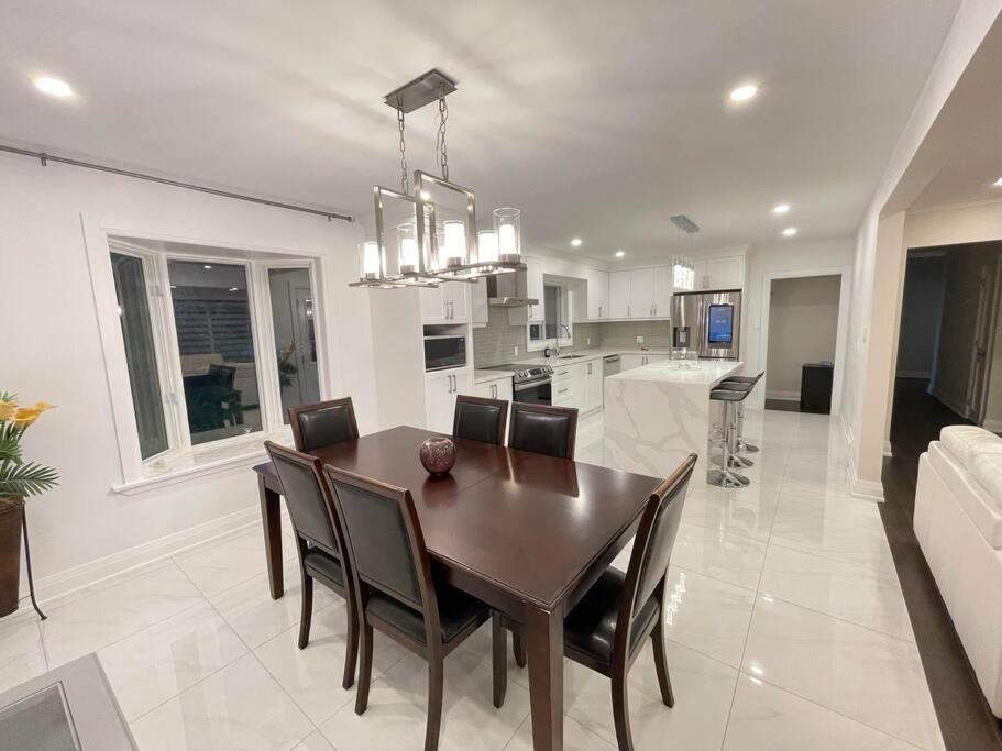 3-Bedroom Modern Luxury Apartment In The Heart Of City Торонто Экстерьер фото