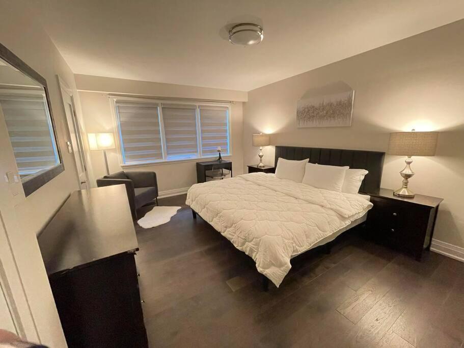 3-Bedroom Modern Luxury Apartment In The Heart Of City Торонто Экстерьер фото