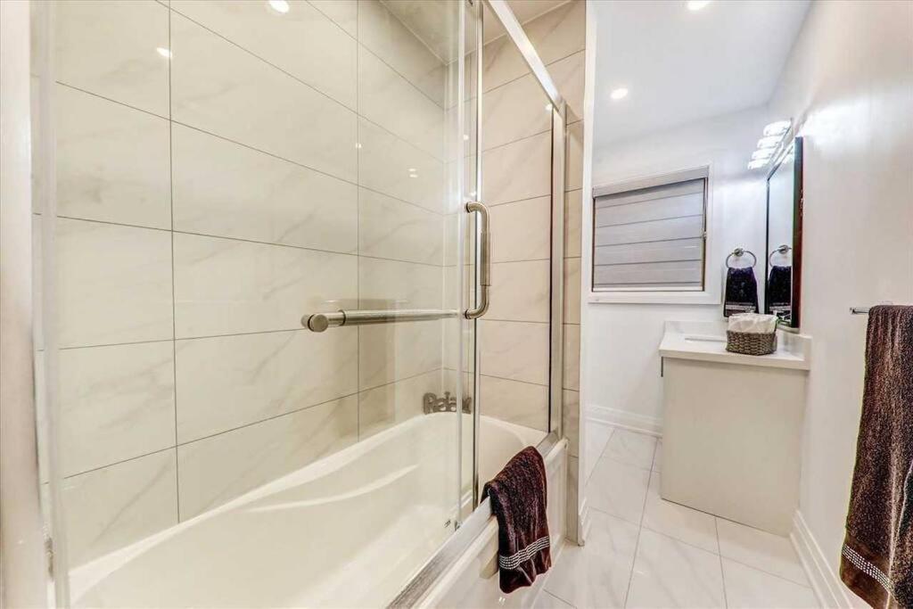3-Bedroom Modern Luxury Apartment In The Heart Of City Торонто Экстерьер фото