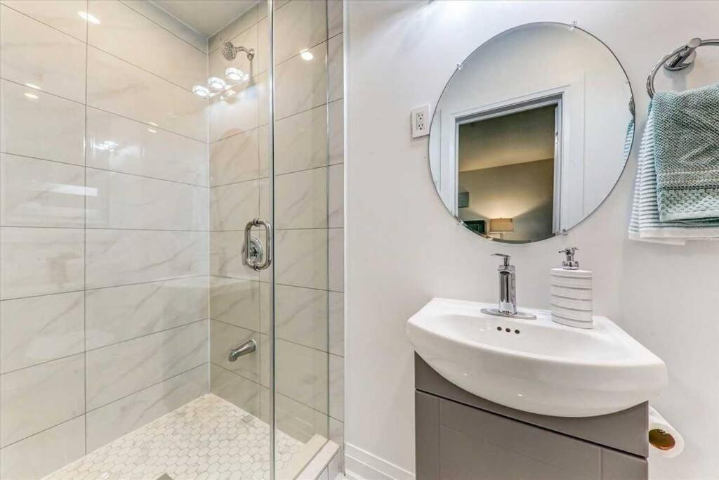 3-Bedroom Modern Luxury Apartment In The Heart Of City Торонто Экстерьер фото