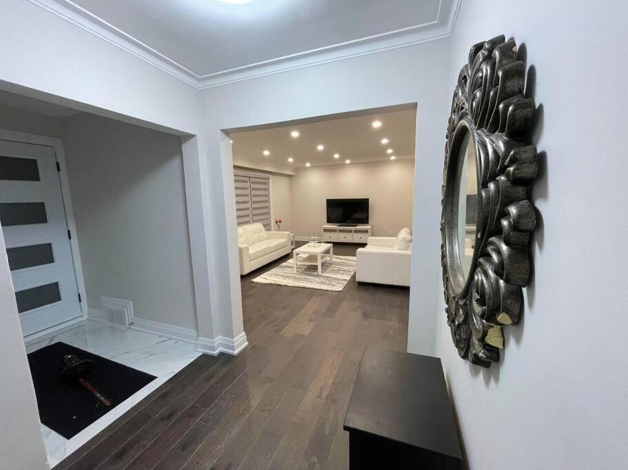 3-Bedroom Modern Luxury Apartment In The Heart Of City Торонто Экстерьер фото