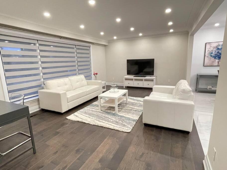 3-Bedroom Modern Luxury Apartment In The Heart Of City Торонто Экстерьер фото