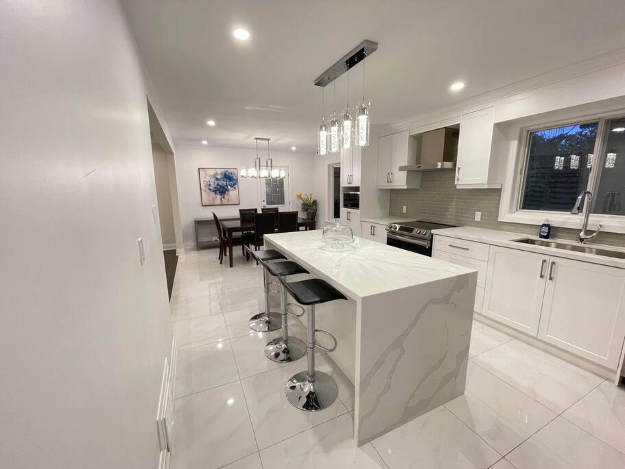 3-Bedroom Modern Luxury Apartment In The Heart Of City Торонто Экстерьер фото