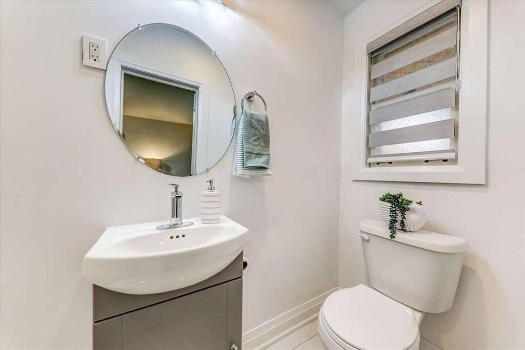 3-Bedroom Modern Luxury Apartment In The Heart Of City Торонто Экстерьер фото