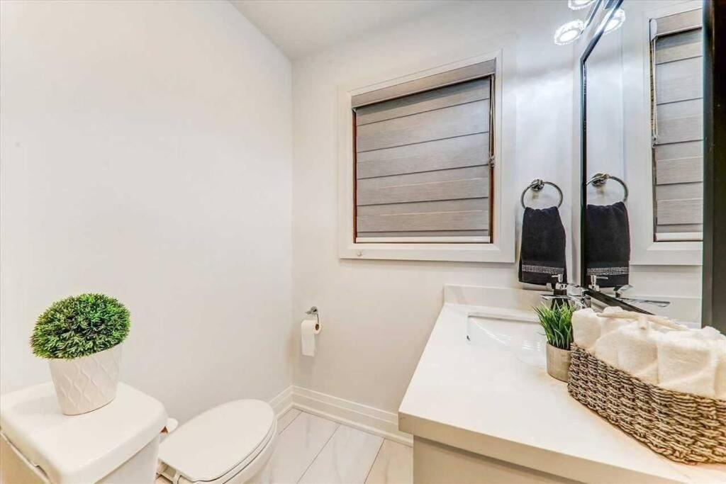 3-Bedroom Modern Luxury Apartment In The Heart Of City Торонто Экстерьер фото
