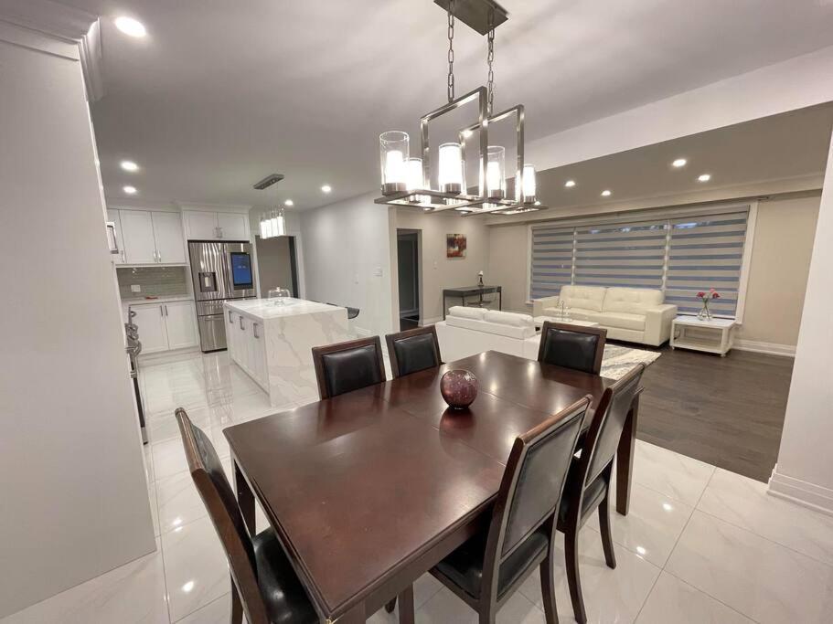 3-Bedroom Modern Luxury Apartment In The Heart Of City Торонто Экстерьер фото