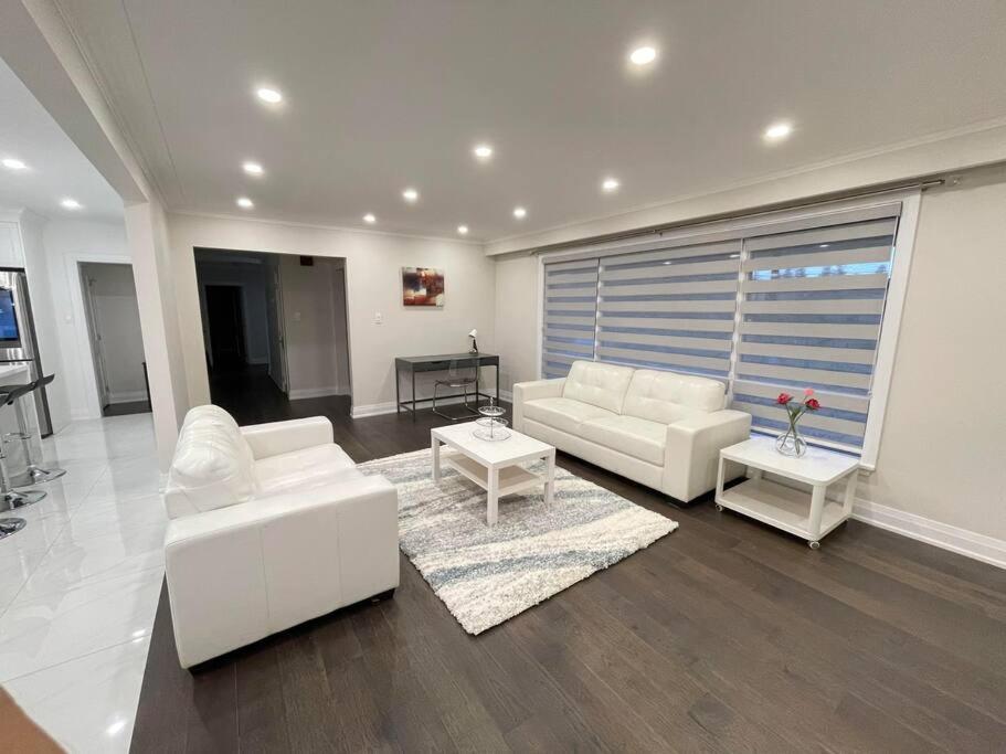3-Bedroom Modern Luxury Apartment In The Heart Of City Торонто Экстерьер фото